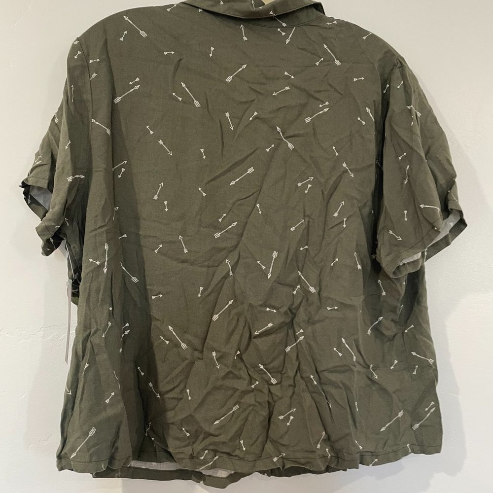 NWTs No Boundaries Button up Green Arrow Shirt (XL) - Picture 3 of 4